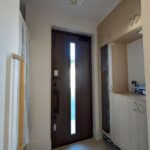 玄関：鏡付収納棚とシューズインクローク付で豊富な収納を確保しています！