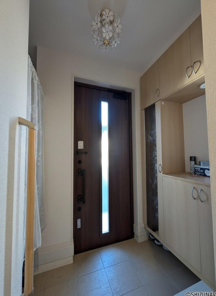 玄関：鏡付収納棚とシューズインクローク付で豊富な収納を確保しています！