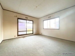 【リフォーム前/2階洋室8帖】フローリング仕上げ、壁紙張替え、照明器具交換、扉の新品交換を行います。