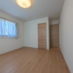 2階洋室①：別角度です。ウォークインクローゼット付き！