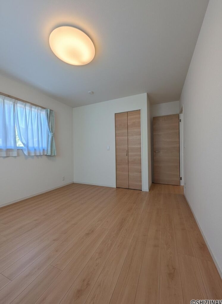 2階洋室①：別角度です。ウォークインクローゼット付き！