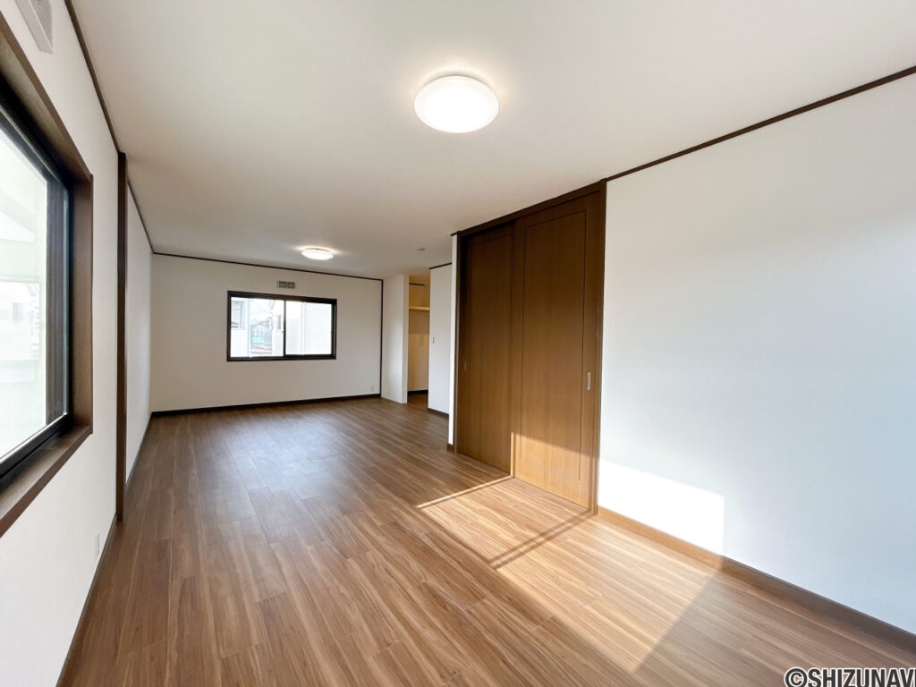 【リフォーム済み／2階17帖洋室】2階17畳の洋室は、フロアタイル上張り、クロス貼替え、照明交換を行いました。