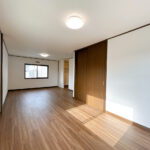 【リフォーム済み／2階17帖洋室】2階17畳の洋室は、フロアタイル上張り、クロス貼替え、照明交換を行いました。