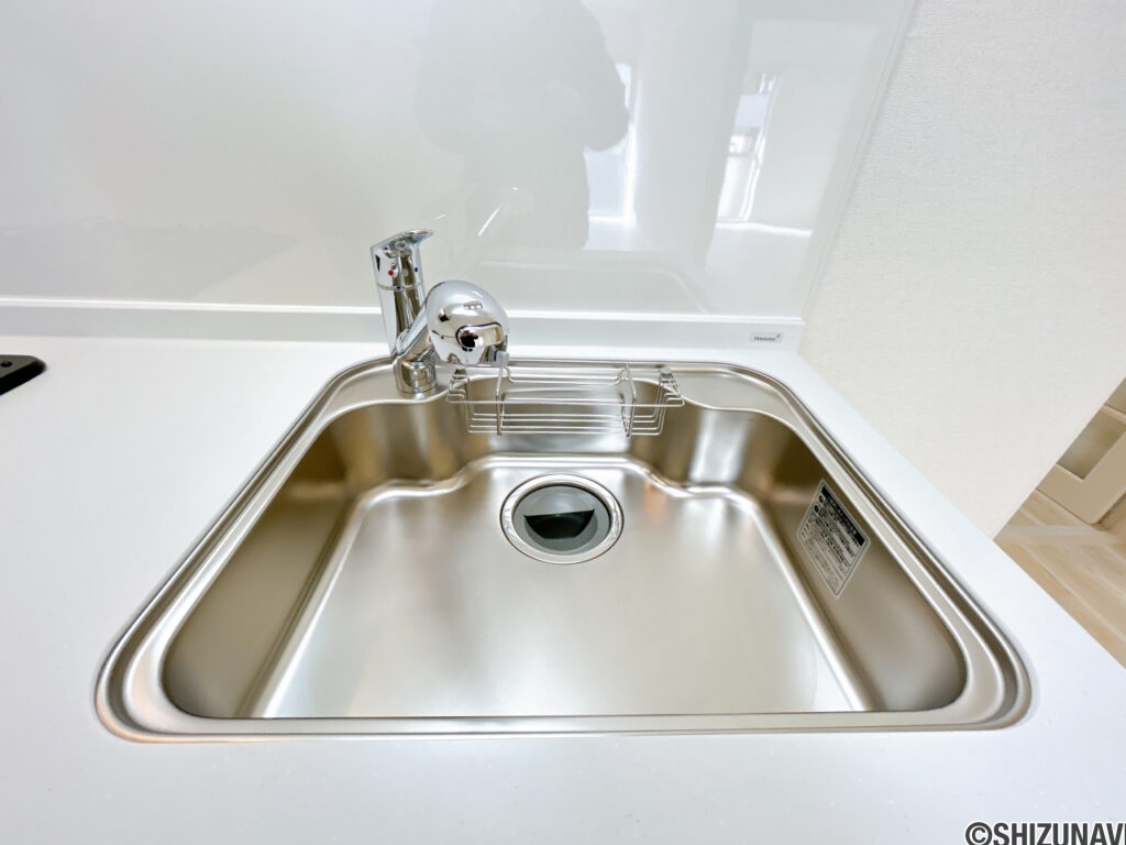【リフォーム済み/キッチン】新品交換したキッチンのシンクはサビにくく熱に強いステンレス製です。水はねの音を抑える静音設計で、従来よりもさらに水音が静かになっています。