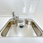 【リフォーム済み/キッチン】新品交換したキッチンのシンクはサビにくく熱に強いステンレス製です。水はねの音を抑える静音設計で、従来よりもさらに水音が静かになっています。