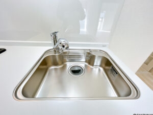 【リフォーム済み/キッチン】新品交換したキッチンのシンクはサビにくく熱に強いステンレス製です。水はねの音を抑える静音設計で、従来よりもさらに水音が静かになっています。