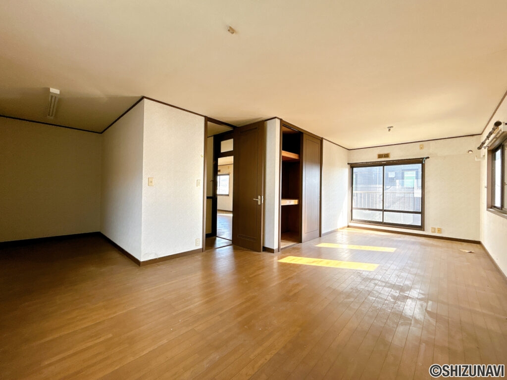 【リフォーム前／2階17帖洋室】2階17畳の洋室は、フロアタイル上張り、クロス貼替え、照明交換を行います。