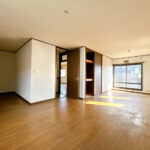 【リフォーム前／2階17帖洋室】2階17畳の洋室は、フロアタイル上張り、クロス貼替え、照明交換を行います。