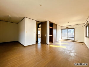 【リフォーム前／2階17帖洋室】2階17畳の洋室は、フロアタイル上張り、クロス貼替え、照明交換を行います。