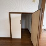 リビングにある階段下収納です。キッチンと洗面所に床下収納もございます。