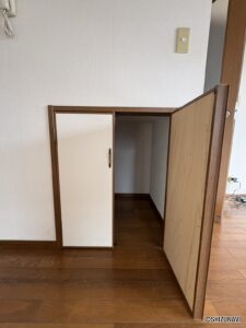 リビングにある階段下収納です。キッチンと洗面所に床下収納もございます。
