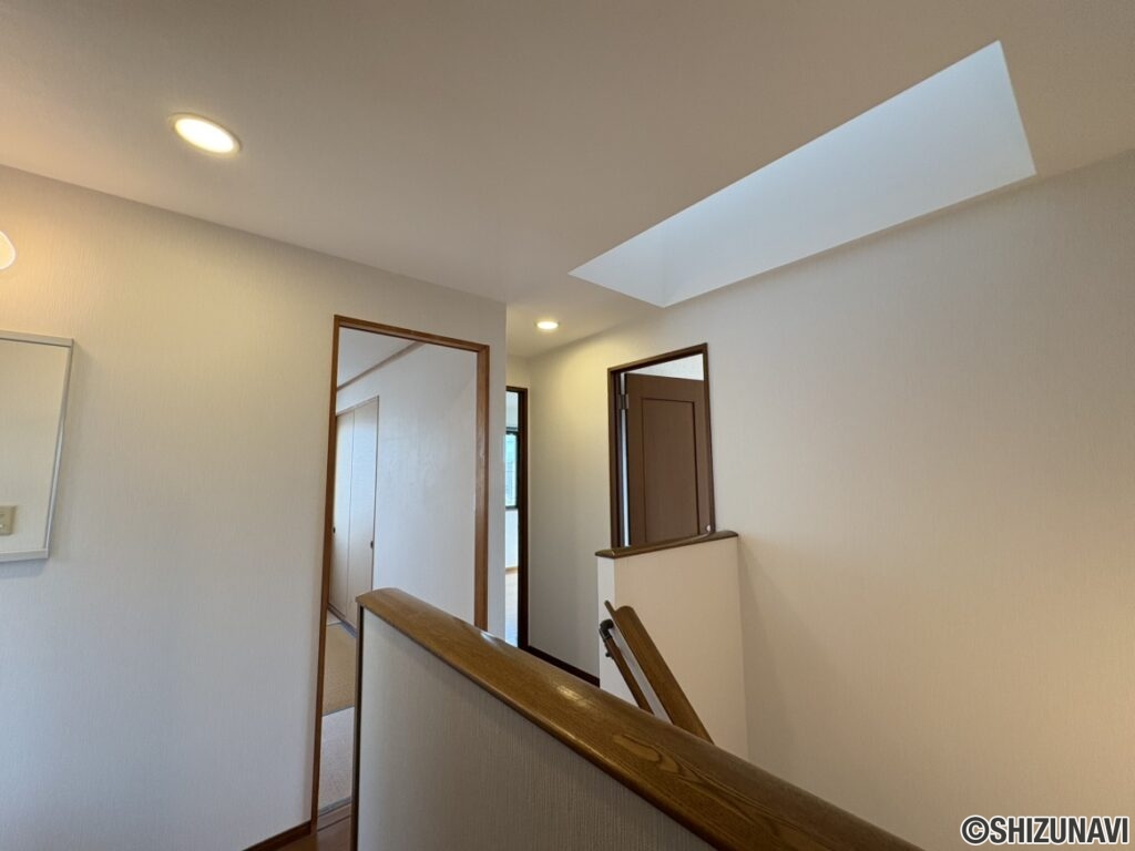 二階の廊下です。換気用の吹き抜けがあり、光も差し込んでくるので開放感があります。