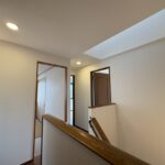 二階の廊下です。換気用の吹き抜けがあり、光も差し込んでくるので開放感があります。