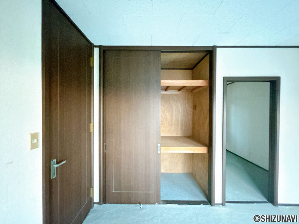 【2階8帖洋室収納】