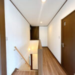 【リフォーム済み／2階廊下】廊下はフロアタイル上張り、クロス貼替え、照明交換を行いました。