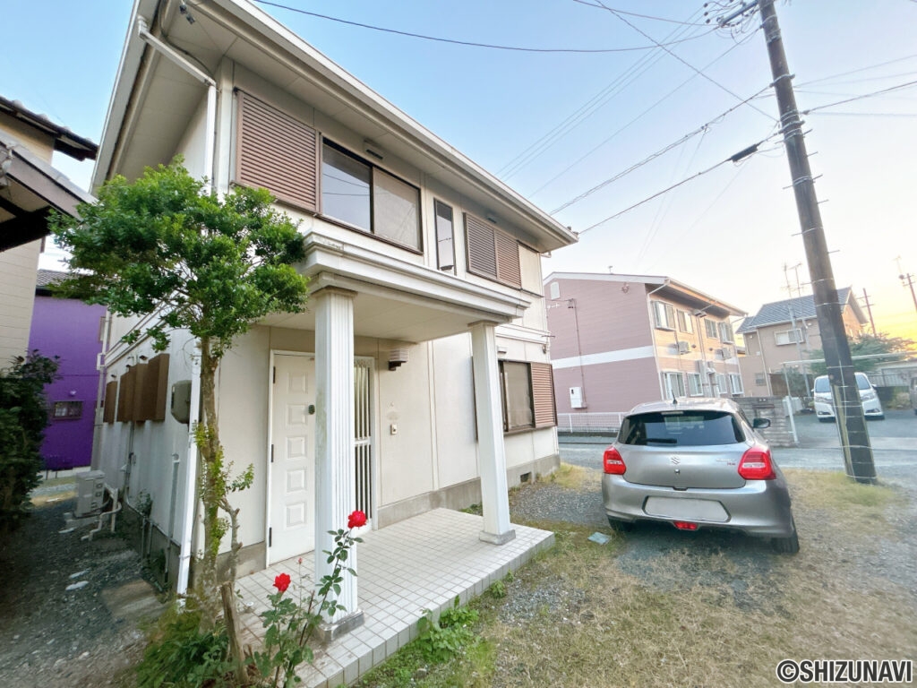 【駐車場】お車は並列で2台と横づけ1台の計3台駐車可能です。