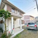 【駐車場】お車は並列で2台と横づけ1台の計3台駐車可能です。