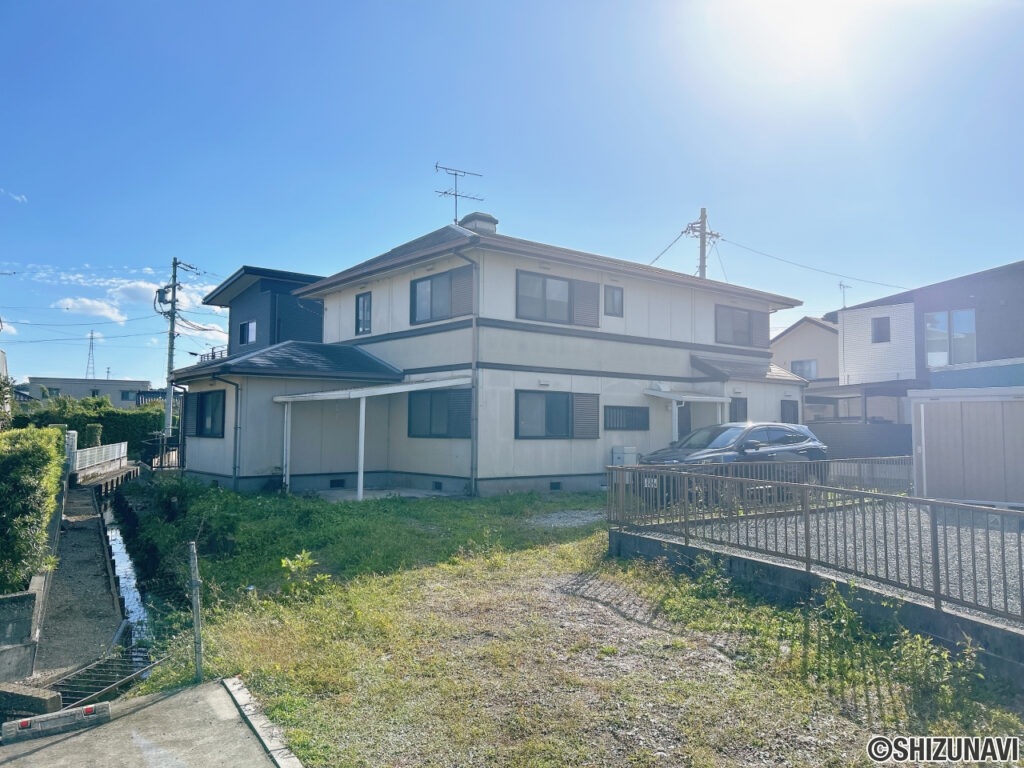 【北側駐車場】敷地北側の駐車場です。間口は3mほどあり、合計4台は駐車可能です。