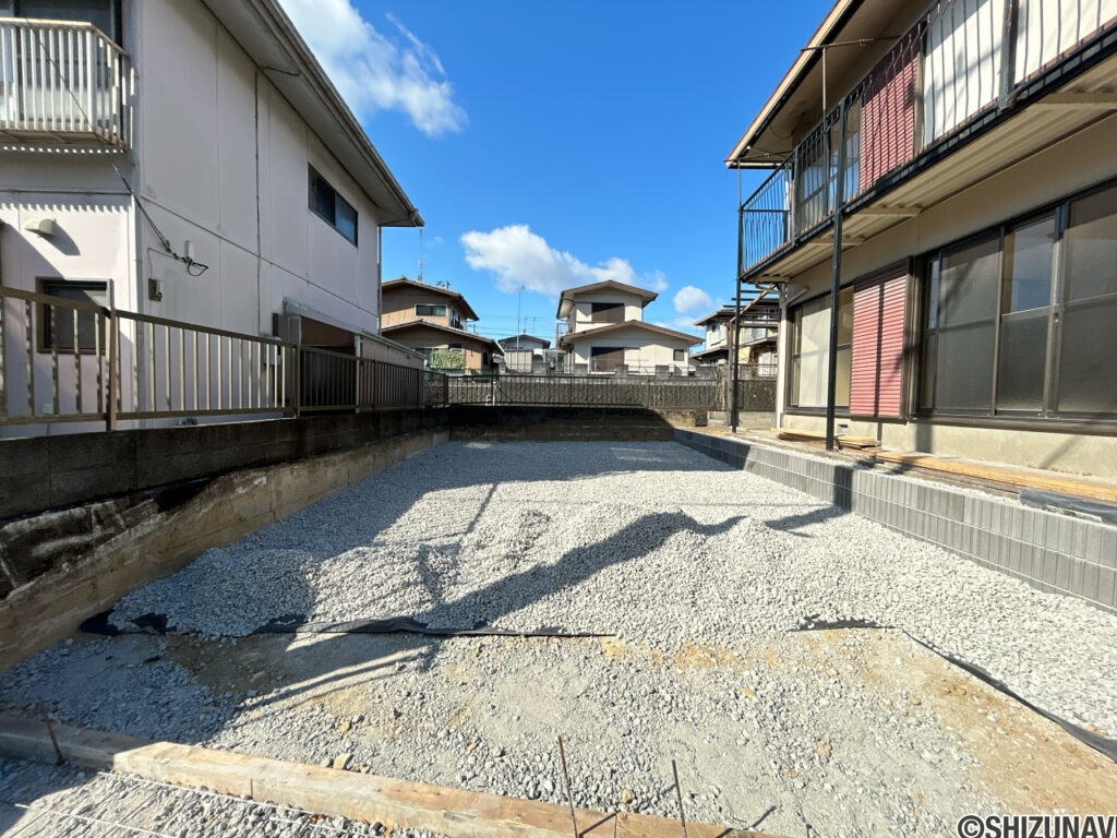 【リフォーム中／駐車場】駐車場は勾配の是正を行っています。