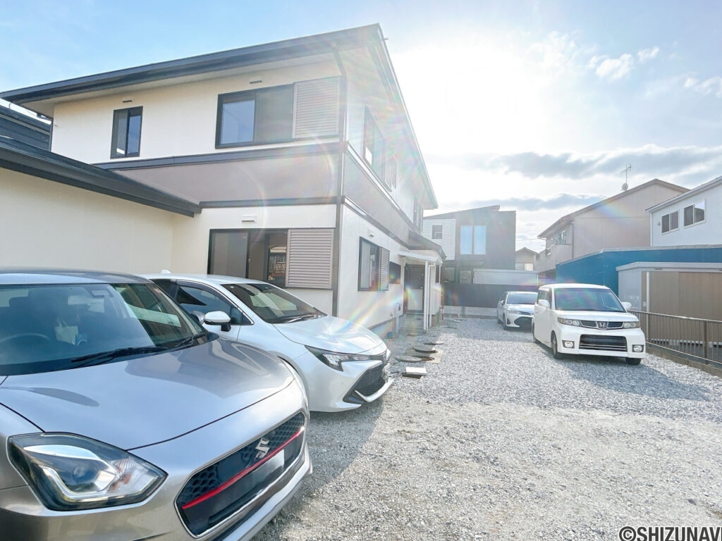 【北側駐車場】敷地北側の駐車場です。間口は3mほどあり、合計4台は駐車可能です。