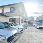 【北側駐車場】敷地北側の駐車場です。間口は3mほどあり、合計4台は駐車可能です。