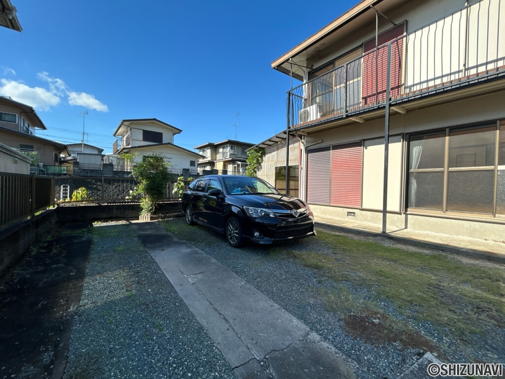 【リフォーム前／駐車場】駐車場は勾配の是正を行う予定です。