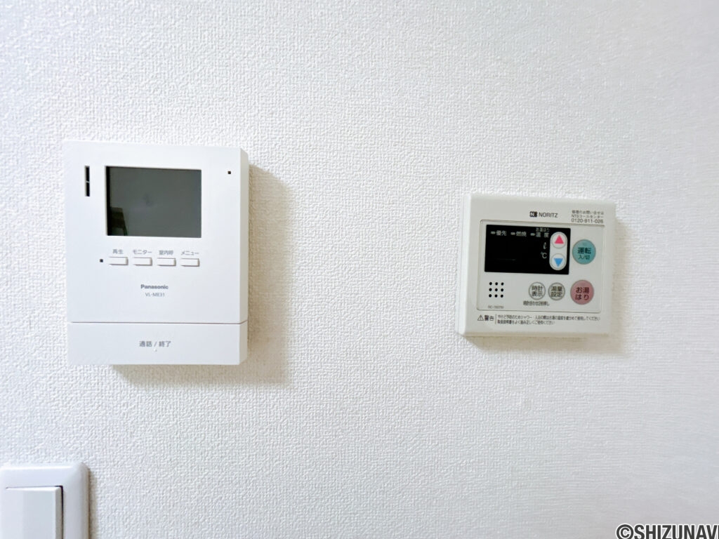 【リフォーム済み/インターホンモニター、給湯リモコン】新しく設置したドアホンはカラーモニター付き。リビングに設置のモニターで玄関にいらしたお客様を確認してから応対できます。留守中の来客も記録できるので防犯面でも安心ですね。