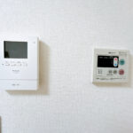 【リフォーム済み/インターホンモニター、給湯リモコン】新しく設置したドアホンはカラーモニター付き。リビングに設置のモニターで玄関にいらしたお客様を確認してから応対できます。留守中の来客も記録できるので防犯面でも安心ですね。