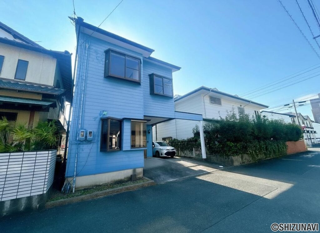 【リフォーム前/外観】別角度です。これから外壁塗装、屋根塗装等のリフォームを行っていきます。