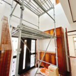 【リフォーム中/玄関ホール】吹き抜けが解放的な玄関ホールです。クロス張替え、シューズボックスはクリーニング、照明交換を行う予定です。