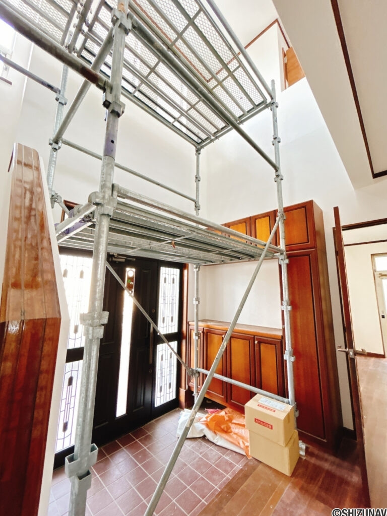 【リフォーム中/玄関ホール】吹き抜けが解放的な玄関ホールです。クロス張替え、シューズボックスはクリーニング、照明交換を行う予定です。