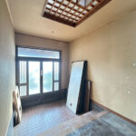 【玄関内観】フローリング上張り、壁紙張替え、照明器具交換、玄関扉の新品交換を行います。