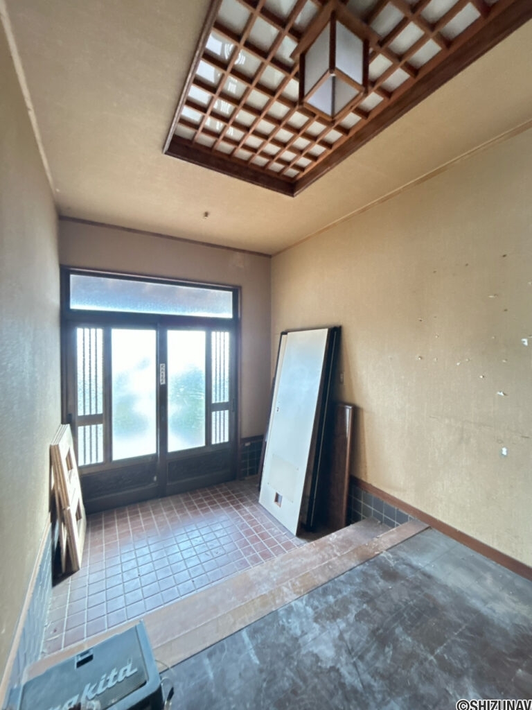 【玄関内観】フローリング上張り、壁紙張替え、照明器具交換、玄関扉の新品交換を行います。