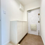 【リフォーム済み/玄関内観】シューズボックスは新品交換済です。