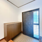 【リフォーム済み／玄関ホール】玄関ホール内は照明交換とシューズボックスのクリーニングを行いました。