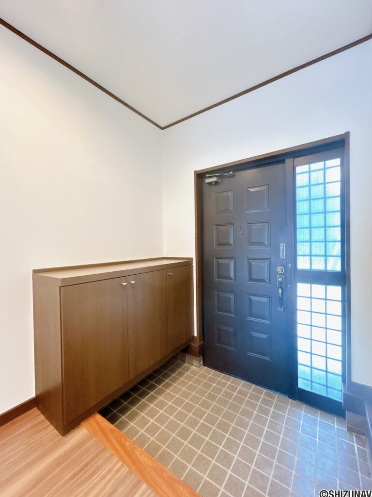 【リフォーム済み／玄関ホール】玄関ホール内は照明交換とシューズボックスのクリーニングを行いました。