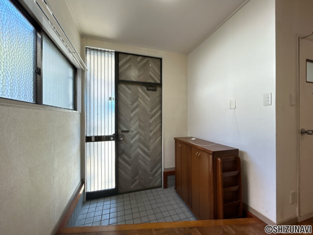 【リフォーム前／玄関内観】玄関ドアのシート貼り替え、シューズボックスの交換を行う予定です。