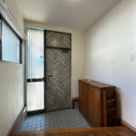 【リフォーム前／玄関内観】玄関ドアのシート貼り替え、シューズボックスの交換を行う予定です。