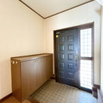 【リフォーム前／玄関ホール】玄関ホール内は照明交換とシューズボックスのクリーニングを行います。