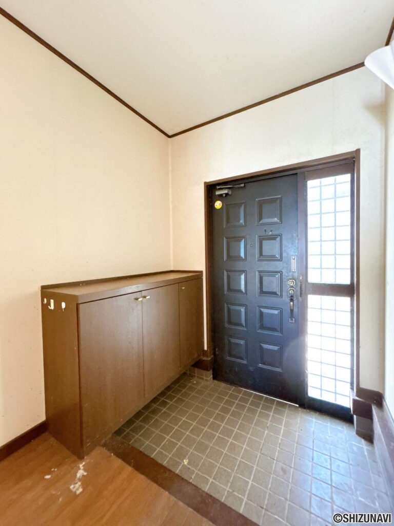 【リフォーム前／玄関ホール】玄関ホール内は照明交換とシューズボックスのクリーニングを行います。