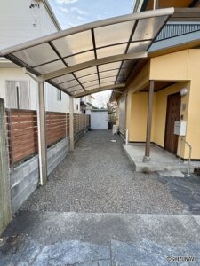 駐車場です。L字型に３台駐車可能です（車種による）。