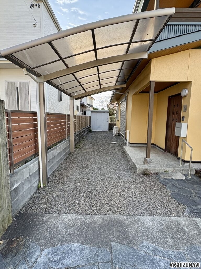 駐車場です。L字型に３台駐車可能です（車種による）。