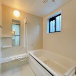 【リフォーム済み／ユニットバス】浴室はハウステック製の新品のユニットバスに交換いたしました。浴槽には滑り止めの凹凸があり、床は濡れた状態でも滑りにくい加工がされている安心設計です。