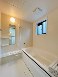 【リフォーム済み／ユニットバス】浴室はハウステック製の新品のユニットバスに交換いたしました。浴槽には滑り止めの凹凸があり、床は濡れた状態でも滑りにくい加工がされている安心設計です。