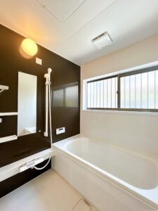 【リフォーム済み/ユニットバス】浴室はハウステック製の新品のユニットバスに交換します。浴槽には滑り止めの凹凸があり、床は濡れた状態でも滑りにくい加工がされている安心設計です。