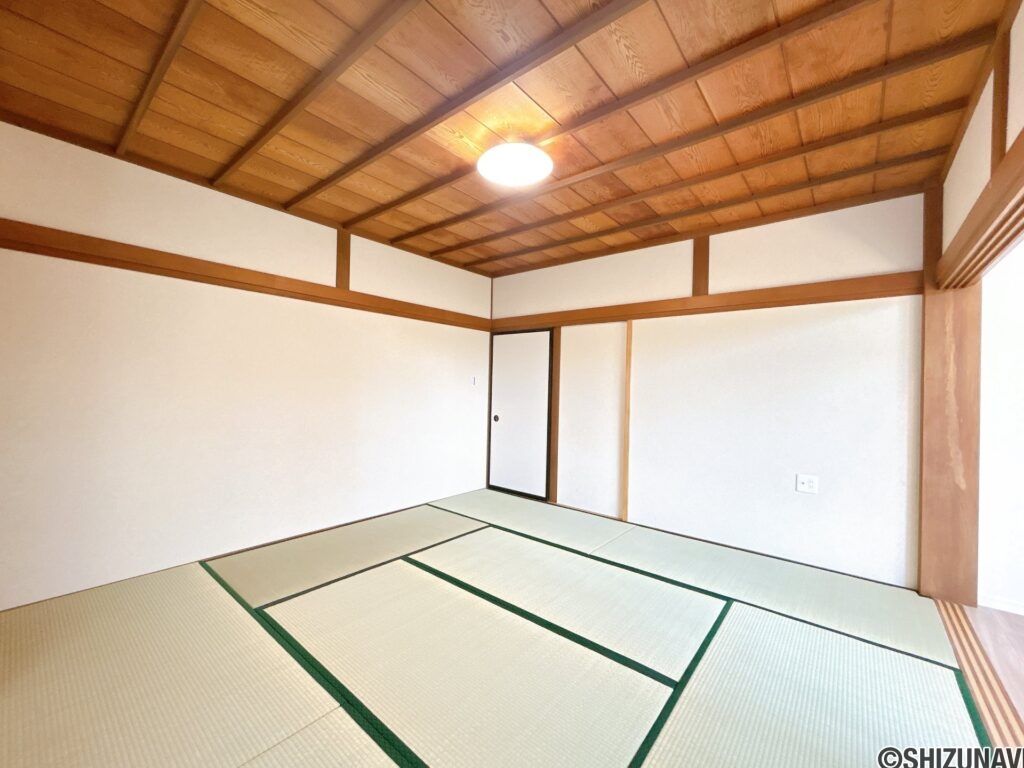 【リフォーム中/8帖和室】（5/18撮影）畳の表替え、壁紙張替え、照明器具の新品交換を行います。