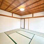 【リフォーム中/8帖和室】（5/18撮影）畳の表替え、壁紙張替え、照明器具の新品交換を行います。