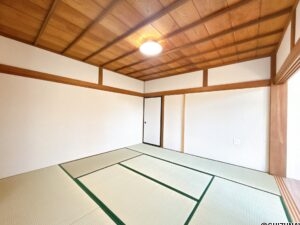 【リフォーム中/8帖和室】（5/18撮影）畳の表替え、壁紙張替え、照明器具の新品交換を行います。