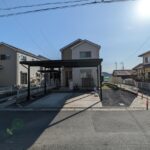 外観正面。2台分のカーポート＋1台駐車可能です！