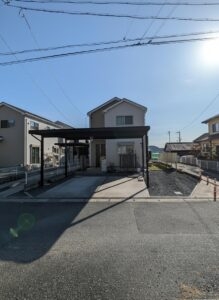 外観正面。2台分のカーポート＋1台駐車可能です！